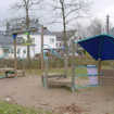 Verschiedene Spielgeräte auf einem Spielplatz