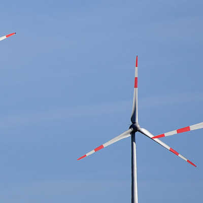 Im Trierer Umland, wie hier bei Trierweiler, sind schon zahlreiche Windkraftanlagen am Netz.