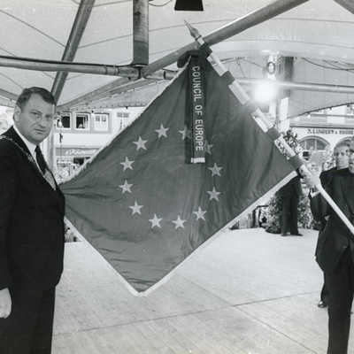 Zur 2000-Jahrfeier wurde Trier (links Oberbürgermeister Felix Zimmermann) 1984 vom Europarat mit einer Europaflagge ausgezeichnet. Foto: Stadtarchiv